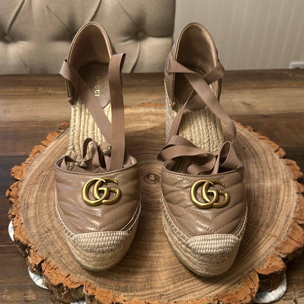 Gucci Espadrilles interlocking G with ribbon laces.